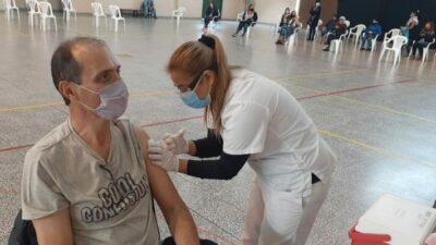 Esquel: Vacunan a personas entre 18 y 59 años con o sin factores de riesgo