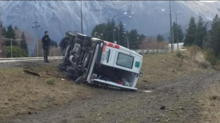 Esquel: Volcó una ambulancia por el hielo en la ruta