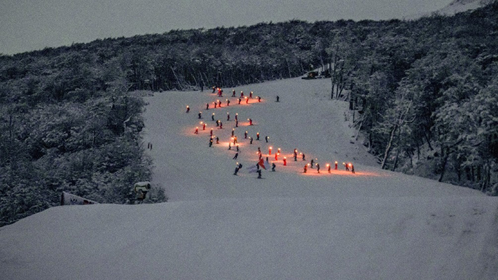 Ushuaia tuvo su tradicional bajada de antorchas en Cerro Castor