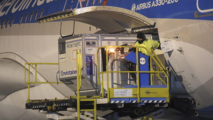 Llegó otro vuelo desde China con más de 760 mil dosis de Sinopharm