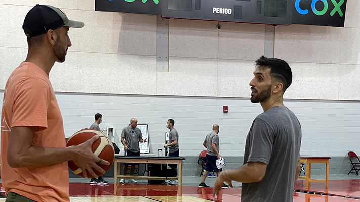 “Manu” Ginóbili visitó los entrenamientos de la Selección Argentina