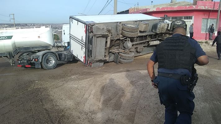 Choque y vuelco de camiones en la zona norte de Madryn