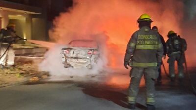 El fuego consumió un vehículo en barrio Sur