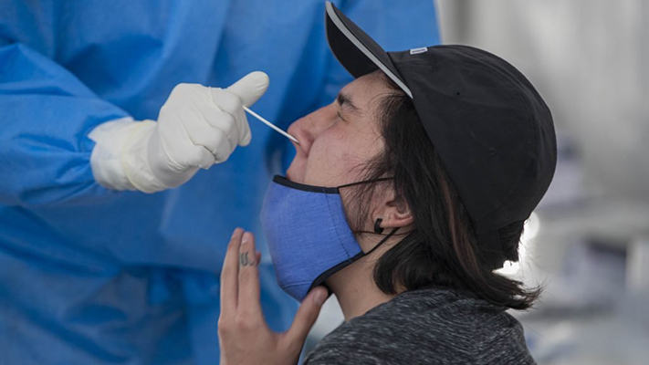 Desciende la positividad de los testeos de Covid en el país