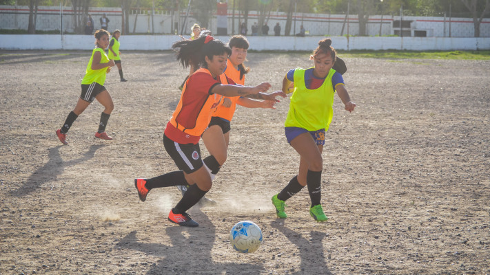 Quince equipos juegan desde el domingo el “Eva Karina Schmid”