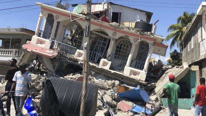 Terremoto en Haití: 1.297 muertos y cientos atrapados entre los escombros