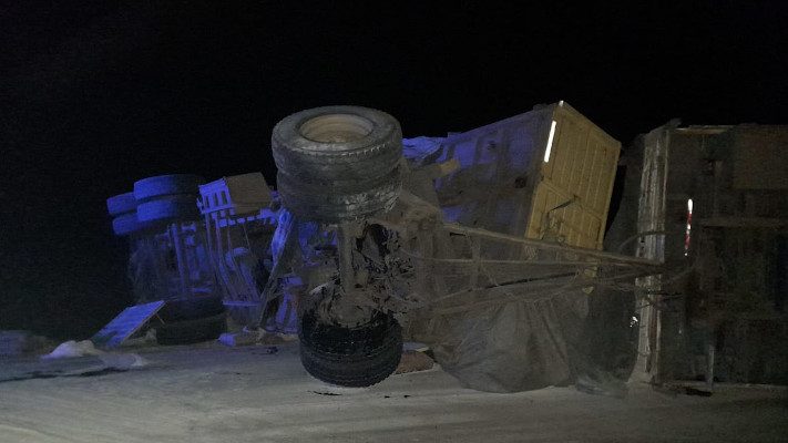 Arroyo Verde: Volcó un camión que transportaba harina y lo embistió una camioneta