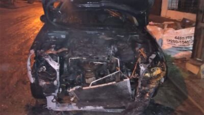 Arrancó su auto y se le prendió fuego: no quedó nada