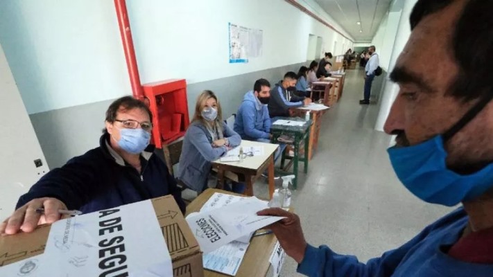 Piden no cerrar con saliva el sobre de votación en las elecciones del domingo