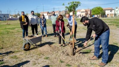Rawson: Camuzzi y el Municipio inauguraron un nuevo espacio verde en plaza España