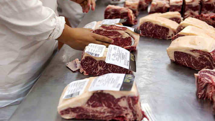 Freno a la exportación de carne: cae el consumo y frigoríficos suspenden personal
