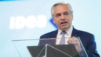 Fernández aseguró que no perpetuará la prohibición de despidos y doble indemnización