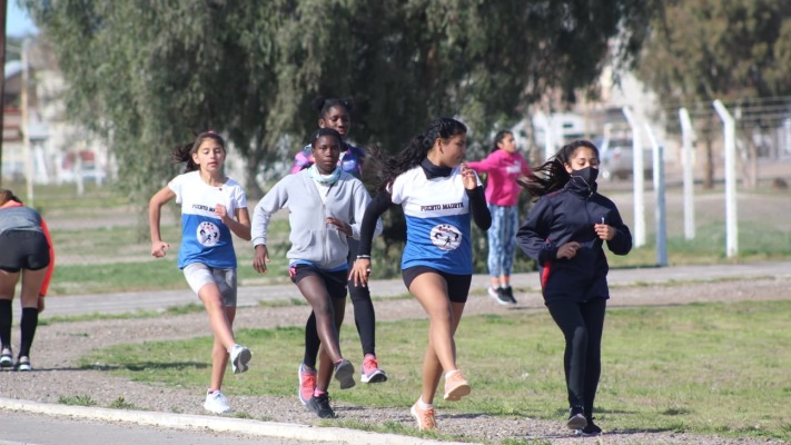 Se corre el Torneo Apertura de Atletismo en la pista municipal “Horacio Cabito”
