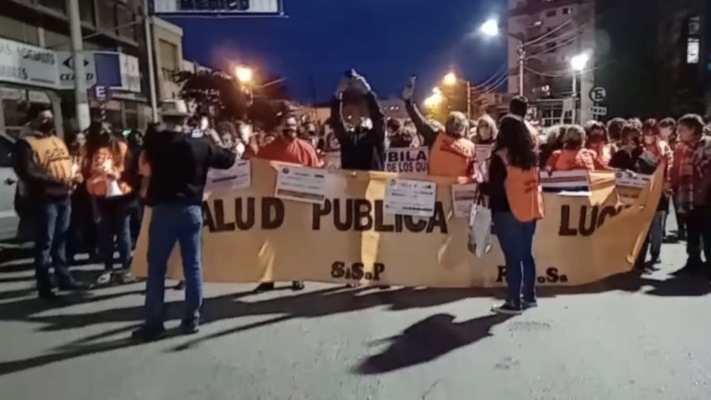 Estatales volvieron a la protesta con piquetes y marcha de antorchas