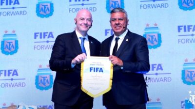 Infantino culminó su gira sudamericana en Buenos Aires