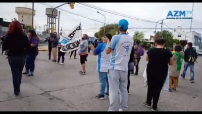 Auxiliares de la Educación se manifestaron frente al Ministerio