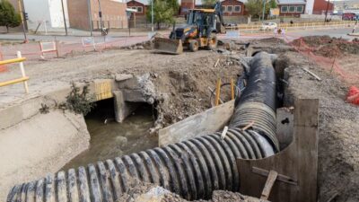 Comodoro: continúa la obra de ensanchamiento del canal de avenida Roca
