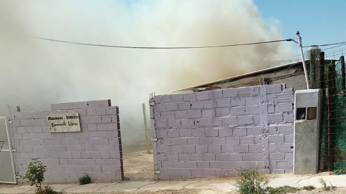 Madryn: el fuego consumió un merendero en el barrio Alta Tensión