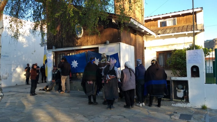 Comunidades mapuches tehuelches tomaron la sede del IAC en Esquel