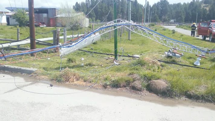 Temporal de viento echó por tierra la antena de AzM Radio Cholila