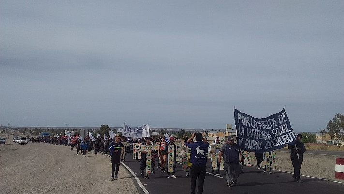 Militantes de Grabois reclaman «vivienda social» en el ingreso a Trelew