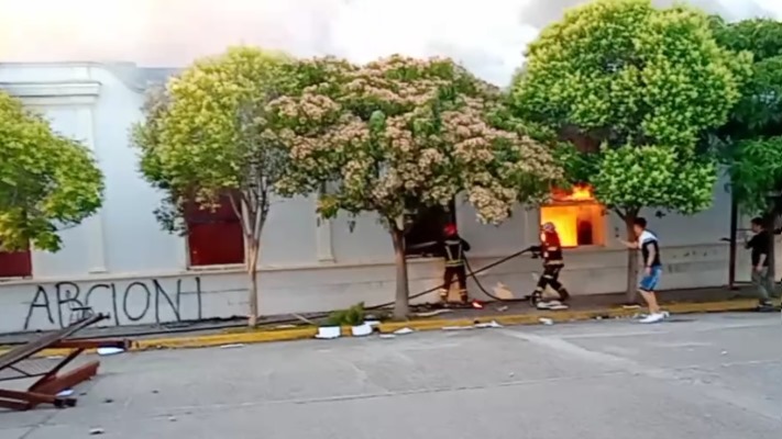 Activistas antimineros incendiaron la Casa de Gobierno en Rawson