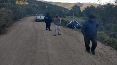 Se quedó dormido, despistó y volcó camino a Carrenleufú