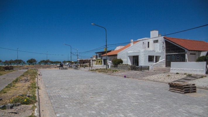 Realizan tareas de adoquinado en Playa Unión