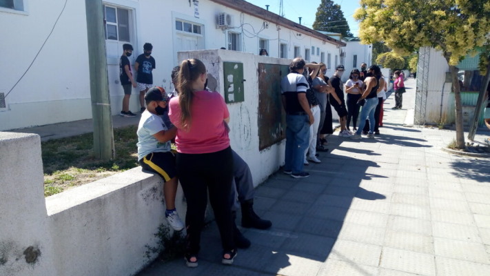 Largas filas para testeo y vacunación en la víspera del fin de año