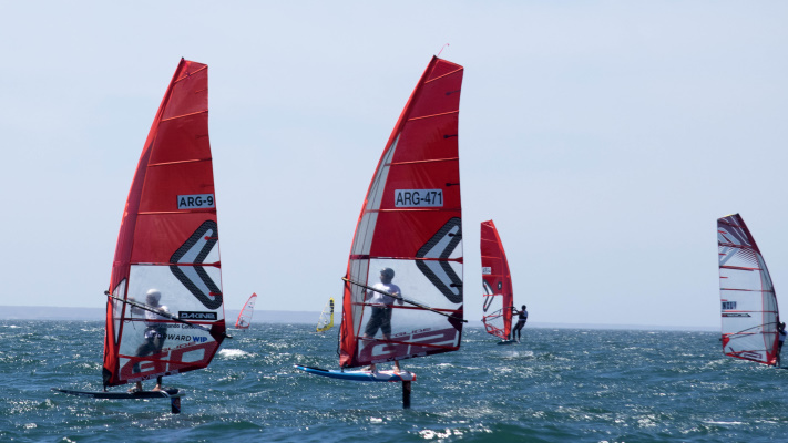 Las aguas del Golfo Nuevo palpitan el Sudamericano de Windsurf