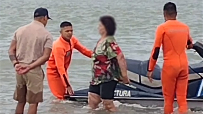 Prefectos rescataron a una mujer que quedó atrapada en el agua