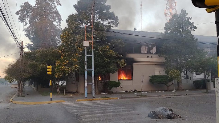 Realizaron 7 allanamientos en Rawson por los incendios en edificios públicos