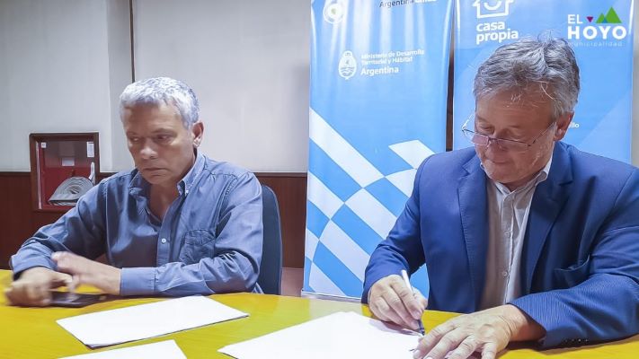 Huisman firmó convenios para la ejecución de viviendas en El Hoyo