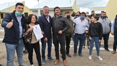 Arcioni entregó viviendas a trabajadores petroleros de Sarmiento