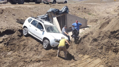 VIDEO: Viajaba desde El Maitén hacia Trevelin en la ruta, siguió de largo y cayó en la banquina