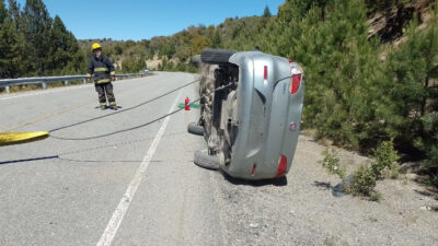 Volcó un vehículo con cuatro personas en Cholila