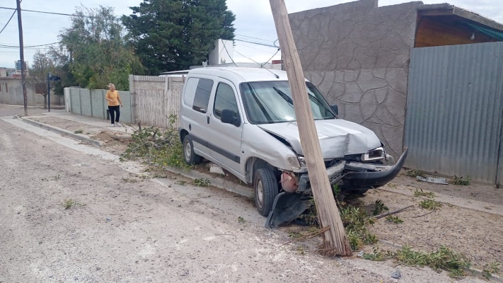 Chocó un poste de luz y terminó demorado por llevar cocaína