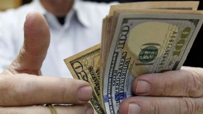Dólar desbocado y sin techo: el contado con liqui tocó los $220