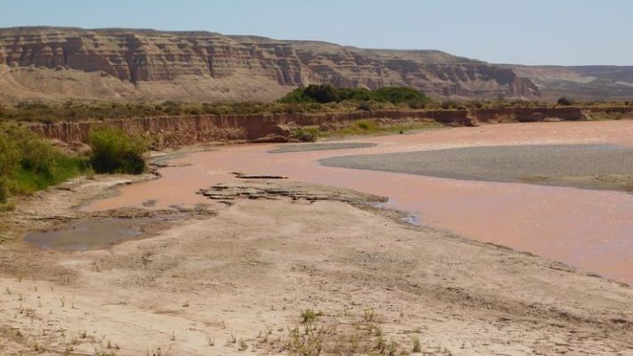 El río Chubut, prácticamente sin cauce en Los Altares