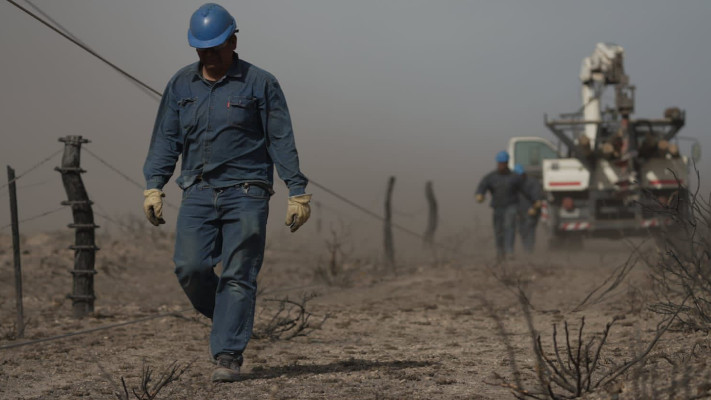 Pirámides: reparan postes de luz afectados por el incendio