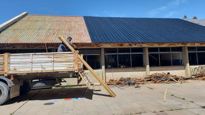 Reparan la escuela de Río Senguer afectada por el temporal de viento