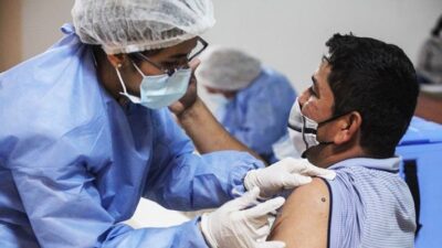 Vacunación nocturna, la nueva estrategia para incrementar la inmunización