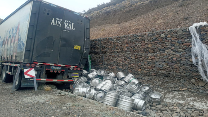 Volcó camión chileno con barriles de cerveza: «Agua que no has de beber…»