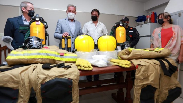 Rada Tilly: Arcioni encabezó donación de equipamiento y confirmó la construcción de un Centro de Entrenamiento para bomberos