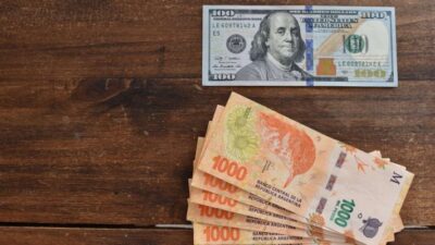 El dólar blue llegó a los $211 y marcó un nuevo récord histórico