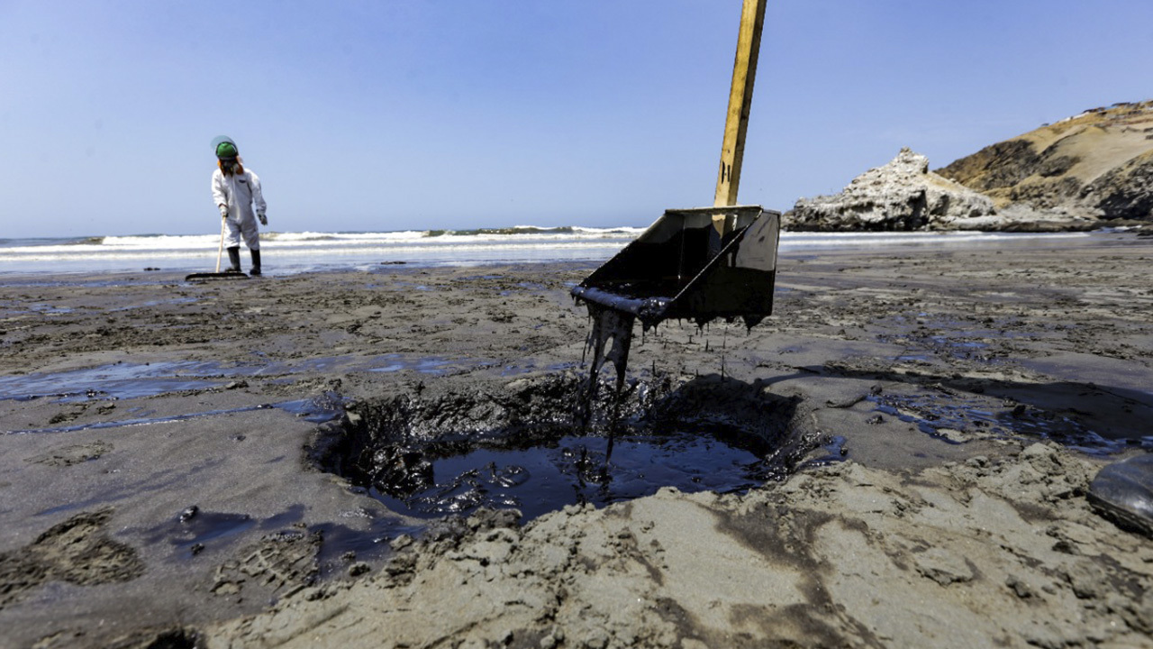Una misión de la ONU evalúa el impacto del derrame de petróleo en la costa de Perú