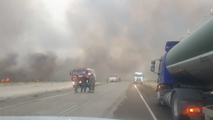 Incendio en Ruta 2: utilizarán aviones hidrantes para contener el avance del fuego