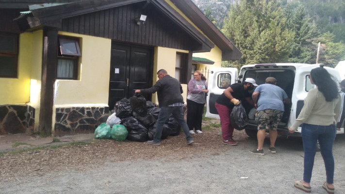 Lago Puelo: vecinos dejaron la basura en la puerta del despacho del Intendente