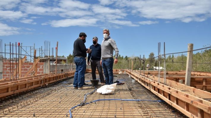 Arcioni recorrió obras de infraestructura escolar en Comodoro Rivadavia