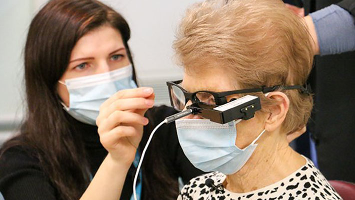 Una mujer de 88 años recupera su visión tras recibir el primer implante de un chip biónico